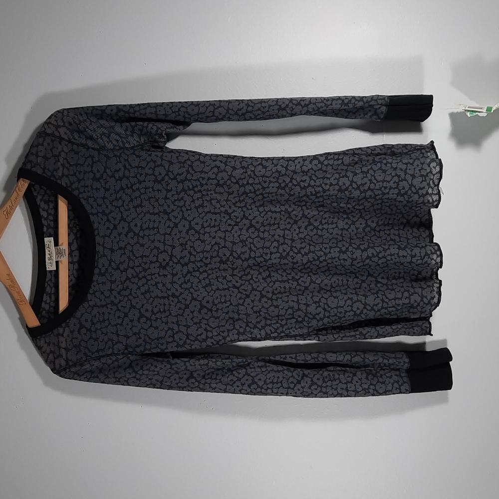 NWT Belle de Jour Black/gray light thermal blouse SZ L.